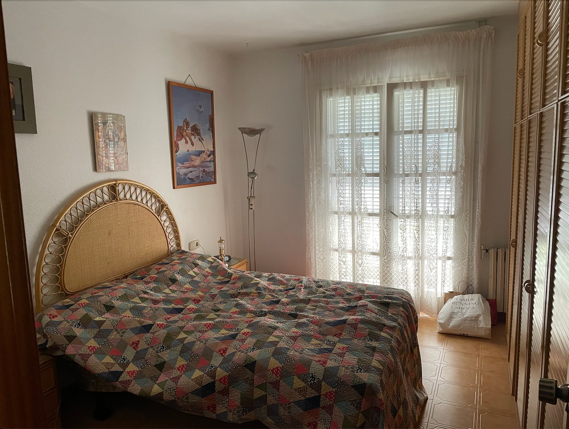 Schlafzimmer mit Rattan-Kopfteil