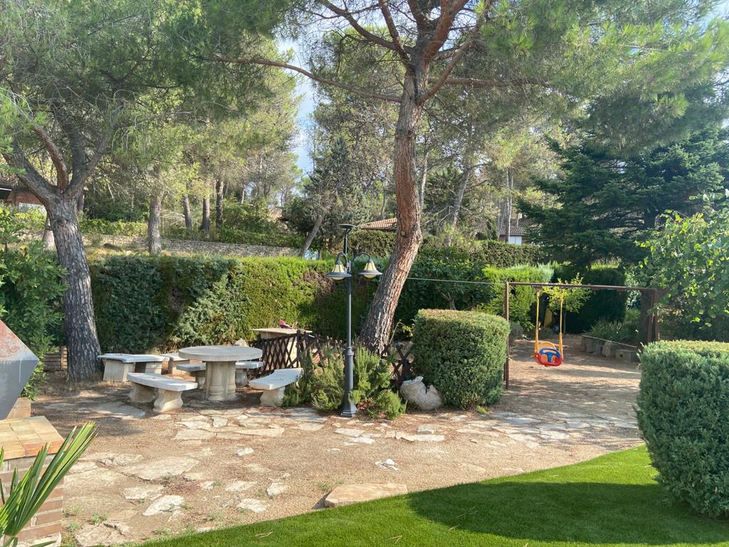 Gartenbereich mit Steintisch